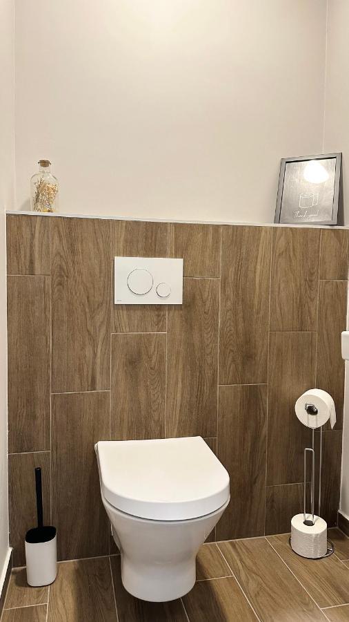 Linden Apartman 002 - Adults Only Mosonmagyaróvár المظهر الخارجي الصورة