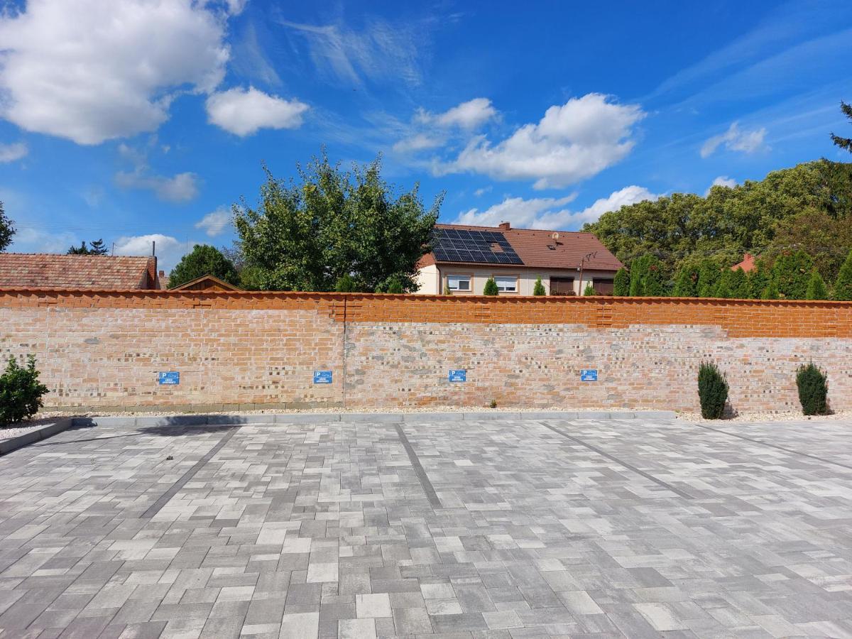 Linden Apartman 002 - Adults Only Mosonmagyaróvár المظهر الخارجي الصورة